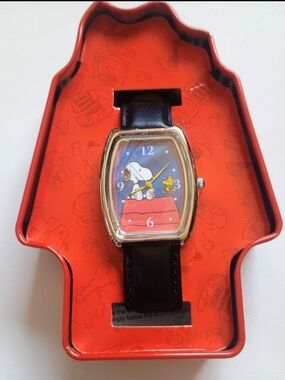 Vintage Peanuts Character Watch Featuring Snoopy & Woodstock With Tin Case New